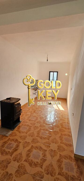 🏡 VENDESI 2 VILLE CON 6000M2 TERRENO  1000m2 TERRENO COLTIVABILE PARTE SHIJAK
