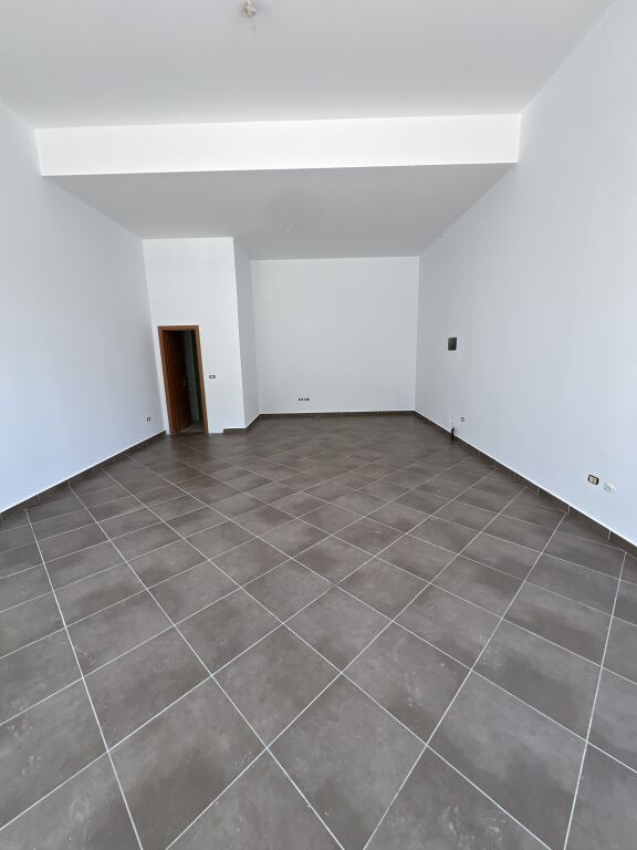 Locale commerciale in affitto nella zona di Astiri, in via Sokrat Miho. 400 €