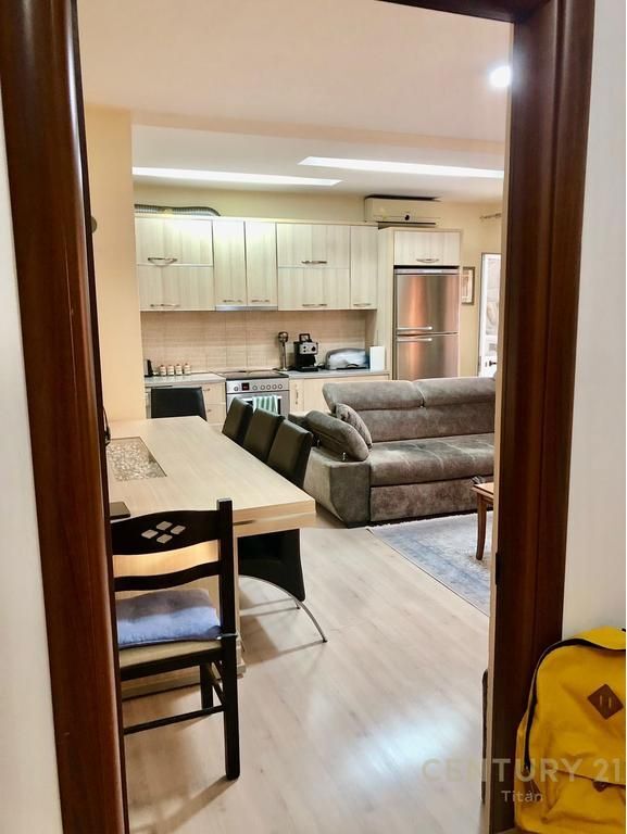 Apartament 2+1 per qira te Komuna e Parisit!!