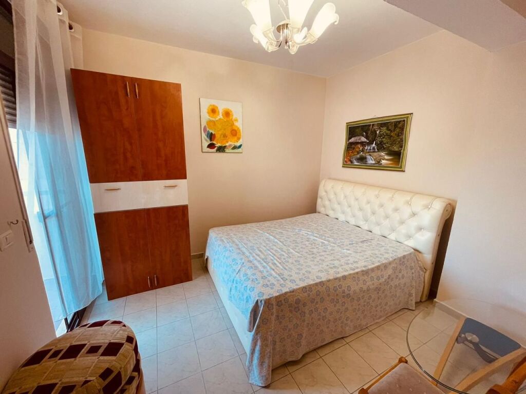 Jepet me qira apartament 2+1 në Rrugën e Portit, Durrës:
