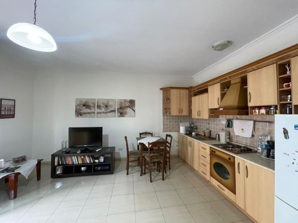Appartamento 1+1+balcone in Affitto a Komuna Parisit