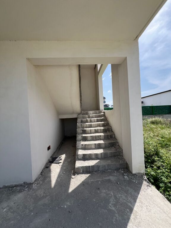 🏢 Edificio di 2 piani in affitto a Kamëz.