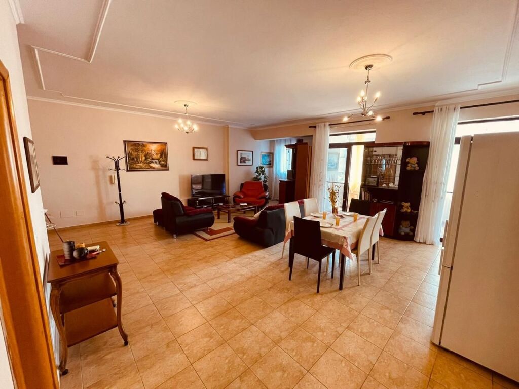 Jepet me qira apartament 2+1 në Rrugën e Portit, Durrës pet friendly