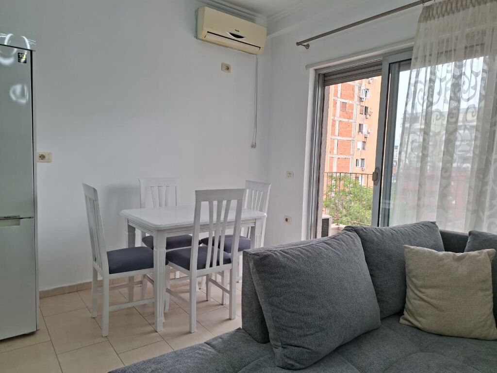🏠 In Affitto: Super Appartamento 1+1 &amp; 1 Balcone (📍Centro – Via Kavajës) 🔥 Posizione Perfetta || 5 min dal Centro | 80.000 Lek / Mese 💶
