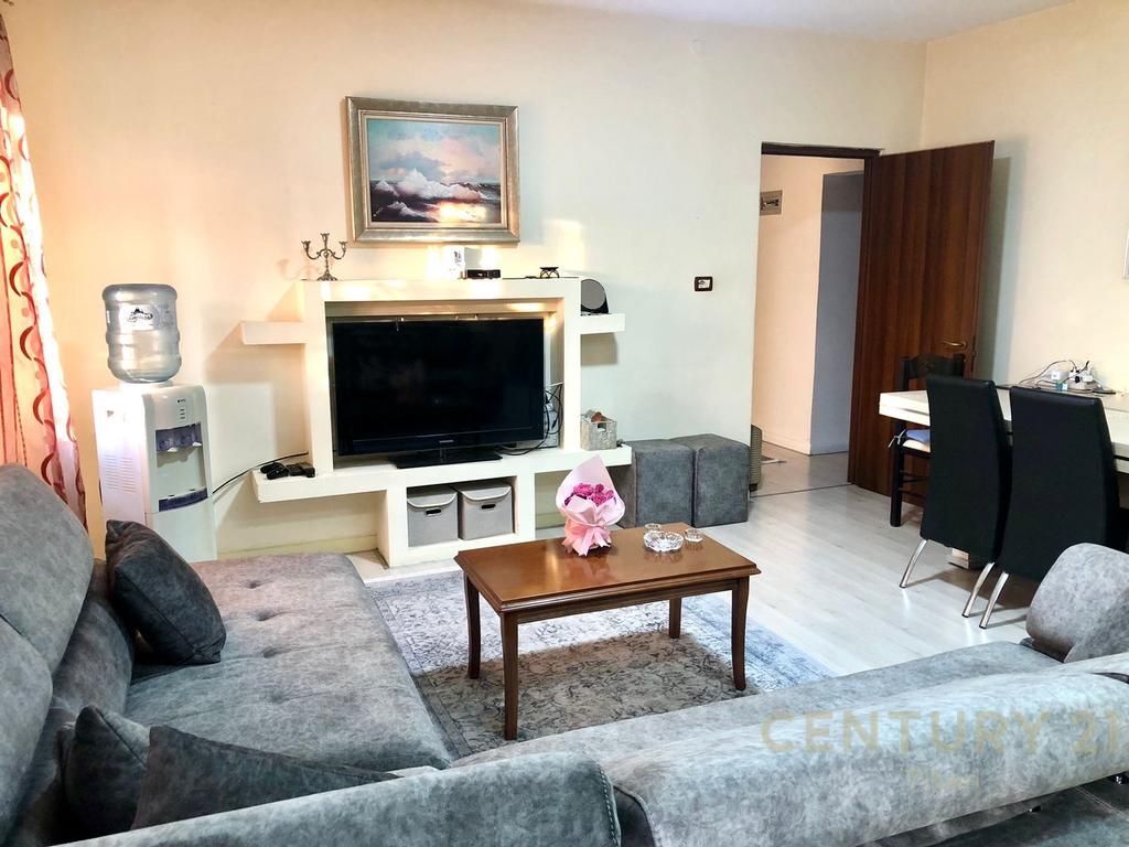 Apartament 2+1 per qira te Komuna e Parisit!!