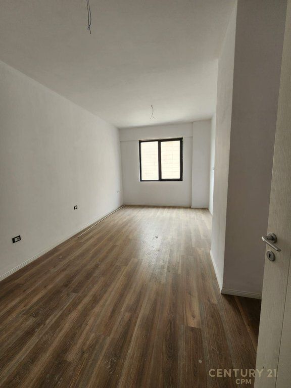 Apartament 2+1+2 për shitje tek Radisoni Liqeni i Thatë, Tiranë