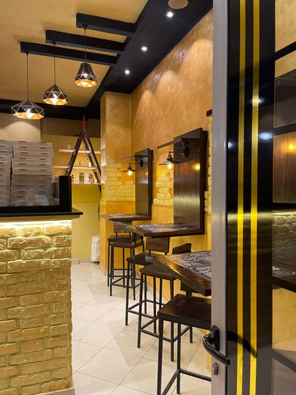 🔥 In Affitto – Pizzeria Ready Business 🔥 400€/mese   📍 Di fronte a Delijorgji 📌 Via Stavri Themeli  🍕 Ambiente moderno e investito 📐 50 m²