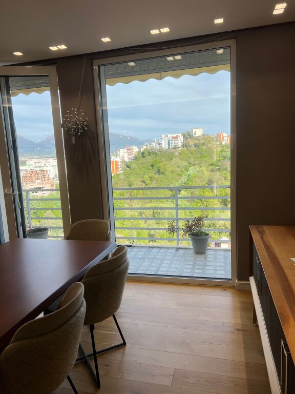 Duplex di lusso in affitto con posto auto incluso presso la Residenza Kodra e Diellit!
