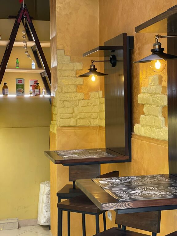 🔥 In Affitto – Pizzeria Ready Business 🔥 400€/mese   📍 Di fronte a Delijorgji 📌 Via Stavri Themeli  🍕 Ambiente moderno e investito 📐 50 m²
