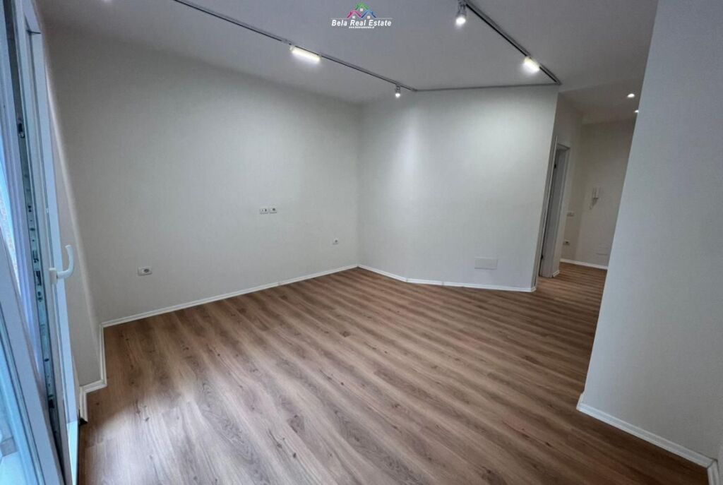 Ufficio In Affitto 3+1 Vicino al Nuovo Mercato (ID BZ2944) Tirana