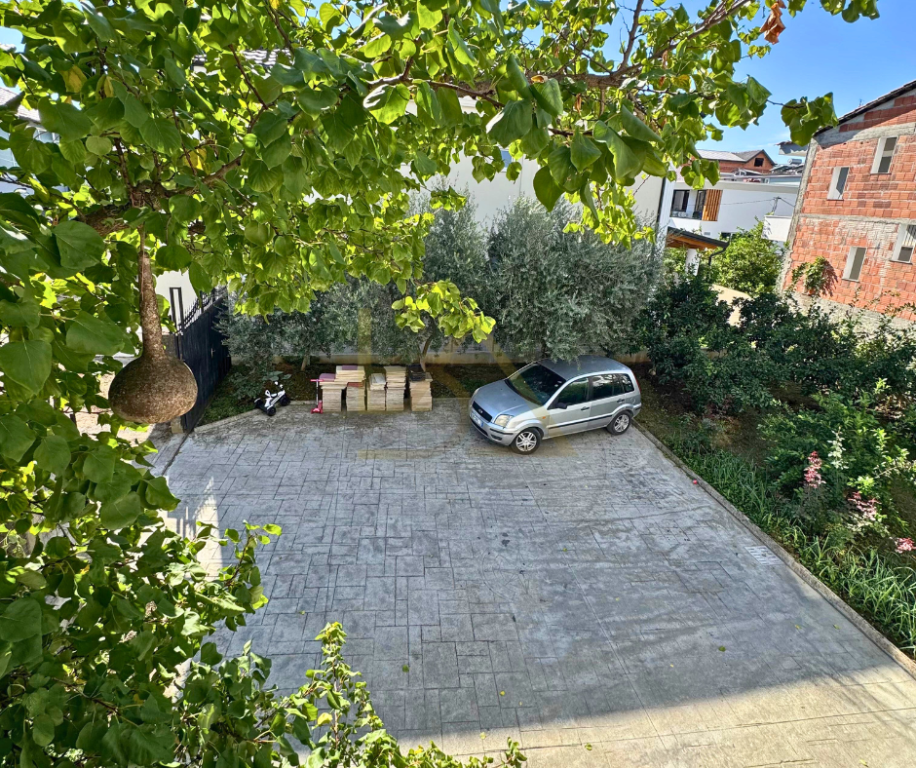 Shitet Vilë – Tiranë, Rruga Pjetër Arbnori