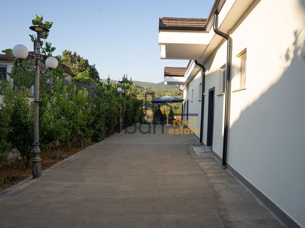 Shitet, Vilë , Bërzhitë, Tiranë - 600000€ | 2500 m²