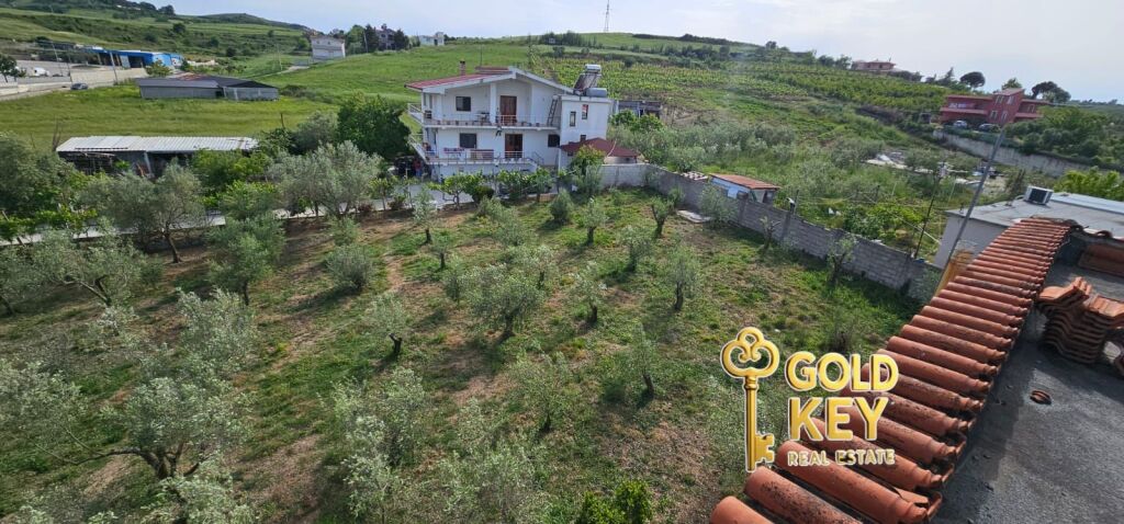 🏡 VENDESI 2 VILLE CON 6000M2 TERRENO  1000m2 TERRENO COLTIVABILE PARTE SHIJAK
