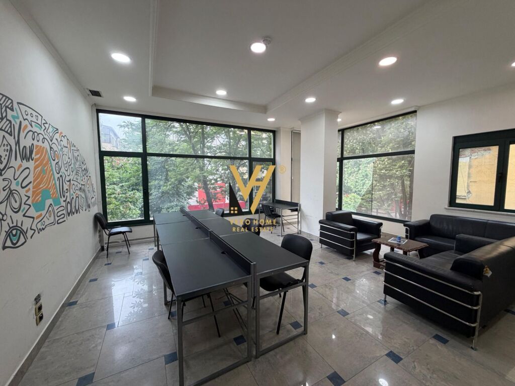 BUSINESS PREMISES OF 350 M2 FOR RENT IN WILLSON SQUARE 6,000 EURO