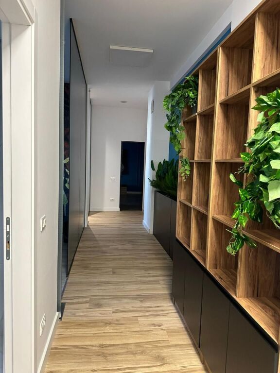 Jepet me Qira ambient për zyra, me 7 salla dhe 3 tualete, tek “Future Home Residence”