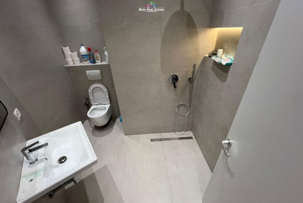 Ufficio In Affitto 3+1 Vicino al Nuovo Mercato (ID BZ2944) Tirana