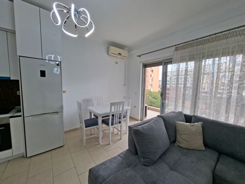 🏠 In Affitto: Super Appartamento 1+1 &amp; 1 Balcone (📍Centro – Via Kavajës) 🔥 Posizione Perfetta || 5 min dal Centro | 80.000 Lek / Mese 💶