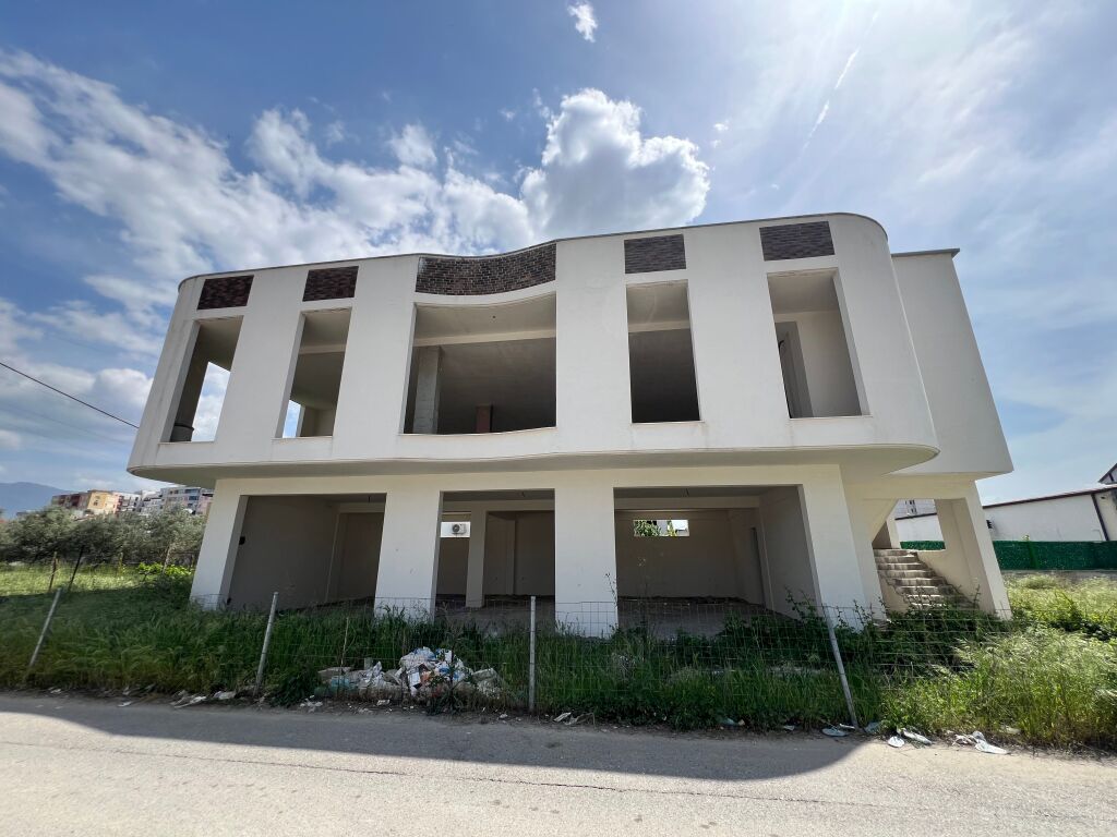 🏢 Edificio di 2 piani in affitto a Kamëz.