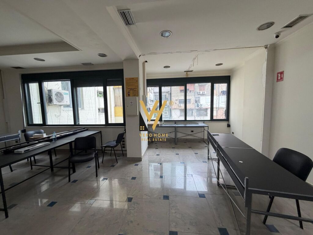 BUSINESS PREMISES OF 350 M2 FOR RENT IN WILLSON SQUARE 6,000 EURO