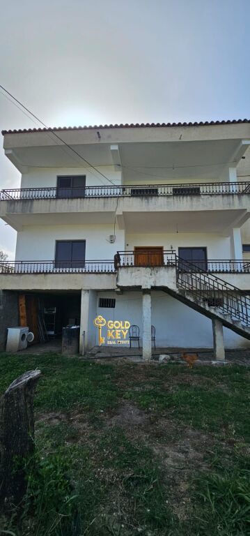 🏡 VENDESI 2 VILLE CON 6000M2 TERRENO  1000m2 TERRENO COLTIVABILE PARTE SHIJAK
