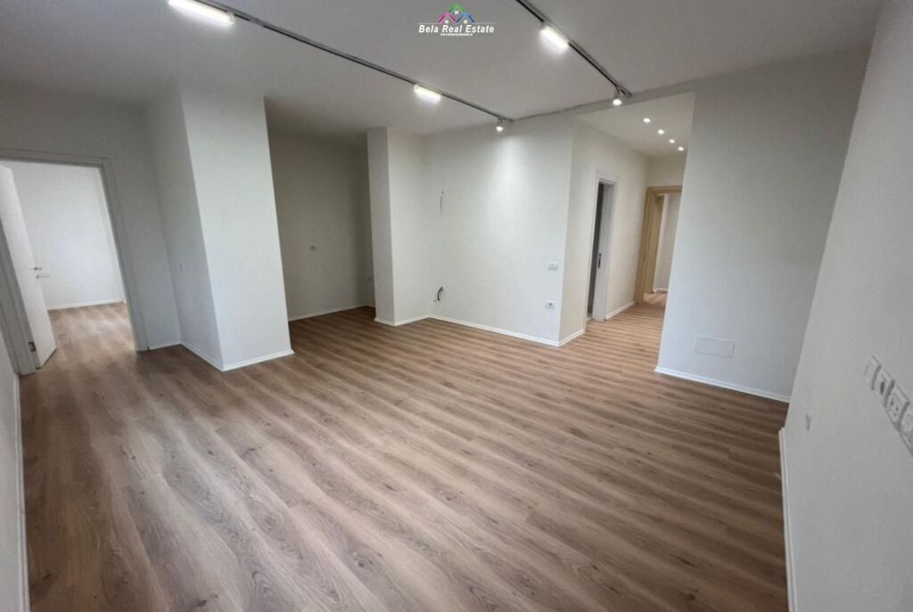 Ufficio In Affitto 3+1 Vicino al Nuovo Mercato (ID BZ2944) Tirana