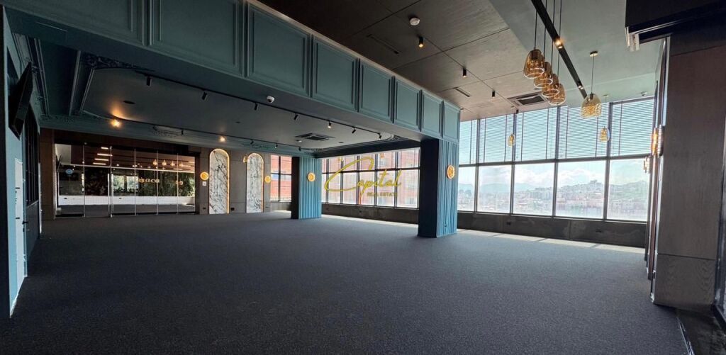 LOCALE COMMERCIALE IN VENDITA 1000 M2 COMPLESSO GOLDEN PARK 3 1.500.000 EURO