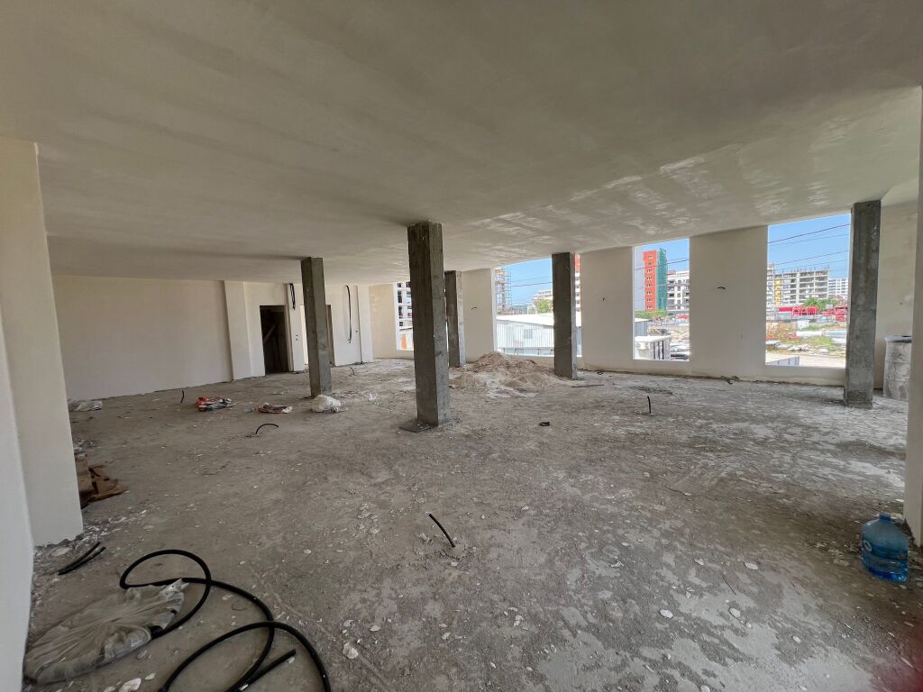 🏢 Edificio di 2 piani in affitto a Kamëz.
