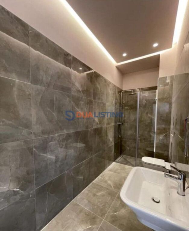 Japim me qira ambient per zyra , Square 21