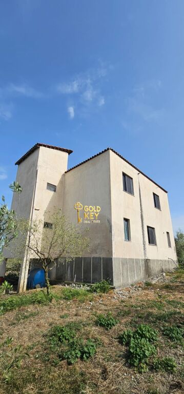 🏡 VENDESI 2 VILLE CON 6000M2 TERRENO  1000m2 TERRENO COLTIVABILE PARTE SHIJAK
