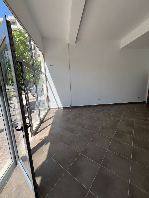 Locale commerciale in affitto nella zona di Astiri, in via Sokrat Miho. 400 €