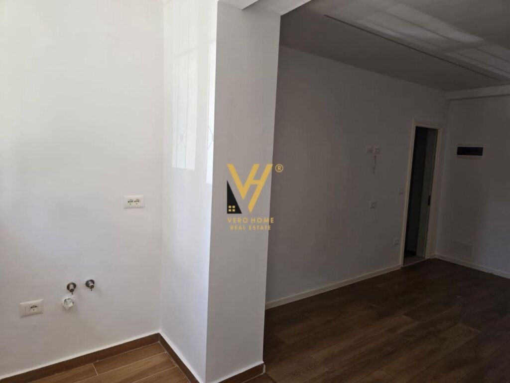 STUDIO APARTMENT FOR SALE 30 M2 ON 4 DESHMORET STREET 85,000 EURO
