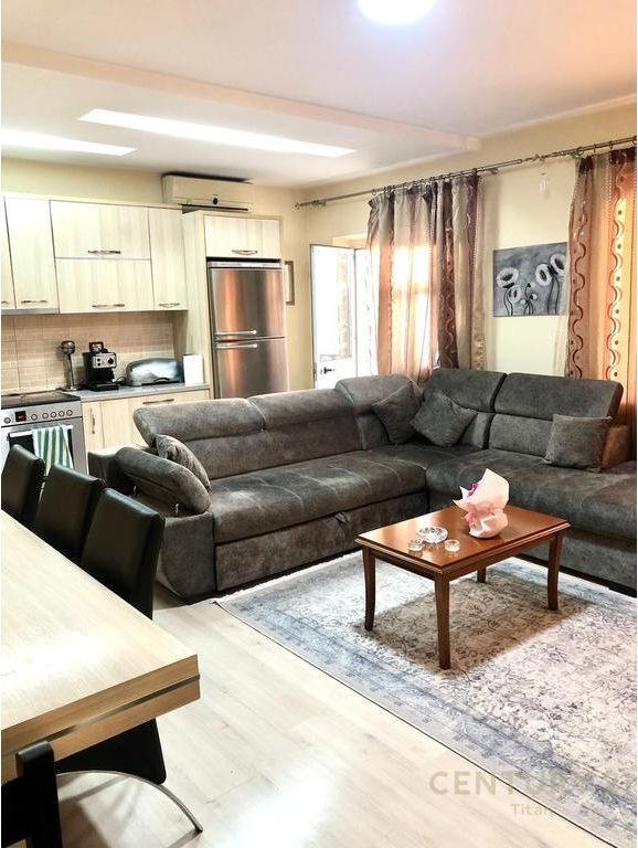 Apartament 2+1 per qira te Komuna e Parisit!!