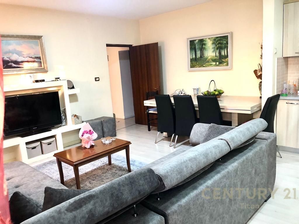 Apartament 2+1 per qira te Komuna e Parisit!!