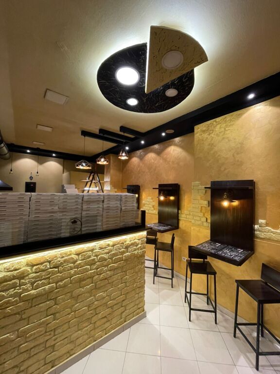 🔥 In Affitto – Pizzeria Ready Business 🔥 400€/mese   📍 Di fronte a Delijorgji 📌 Via Stavri Themeli  🍕 Ambiente moderno e investito 📐 50 m²