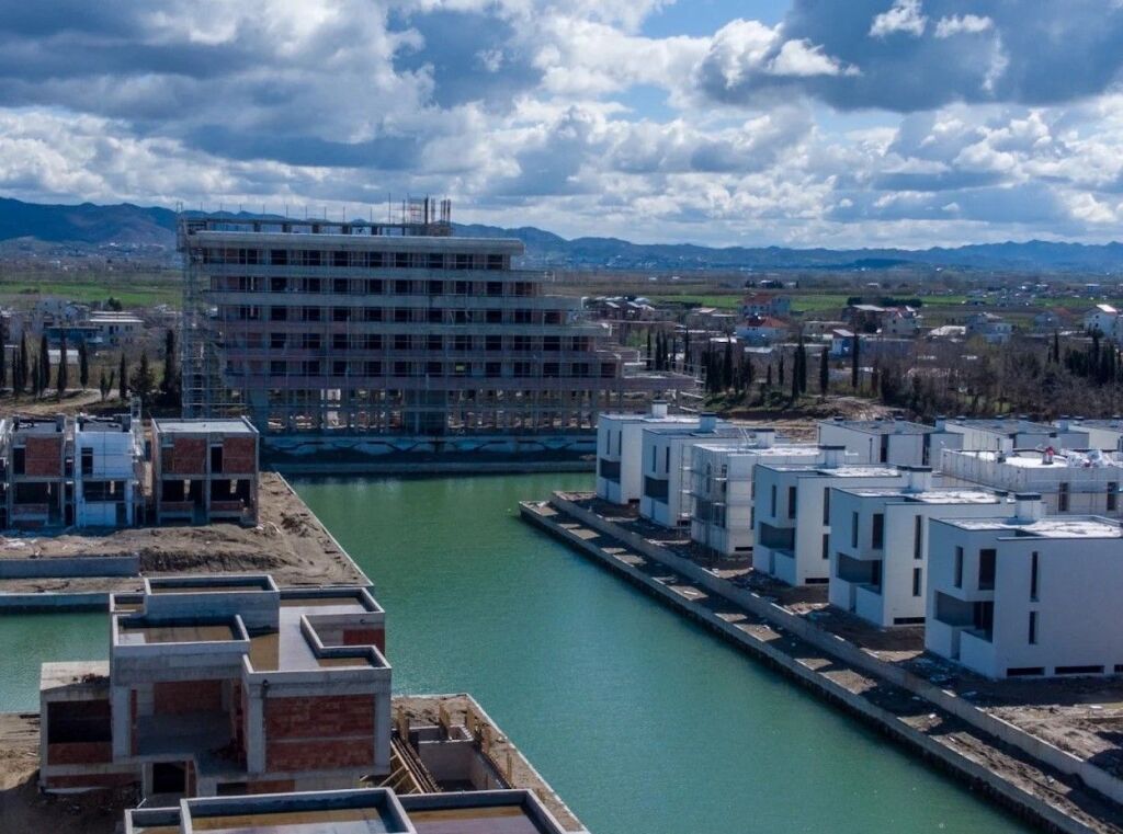 ▪️Shitet Vilë Individuale 2-kateshe te Turquoise Marina, Gjiri I Lalzit.