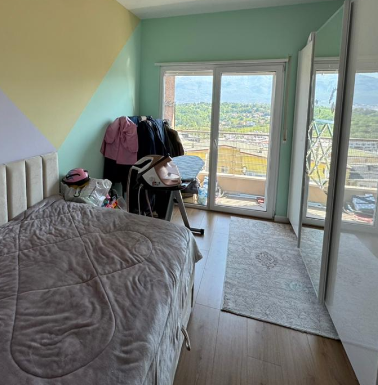 Qera, Apartament 2+1+2 + 2 Poste Parkimi, Liqeni i Thatë ,Tirane .