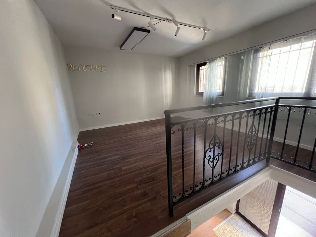 🏢 Duplex Space with Street View – Durrës Street, opposite “Kafe Flores” 📍