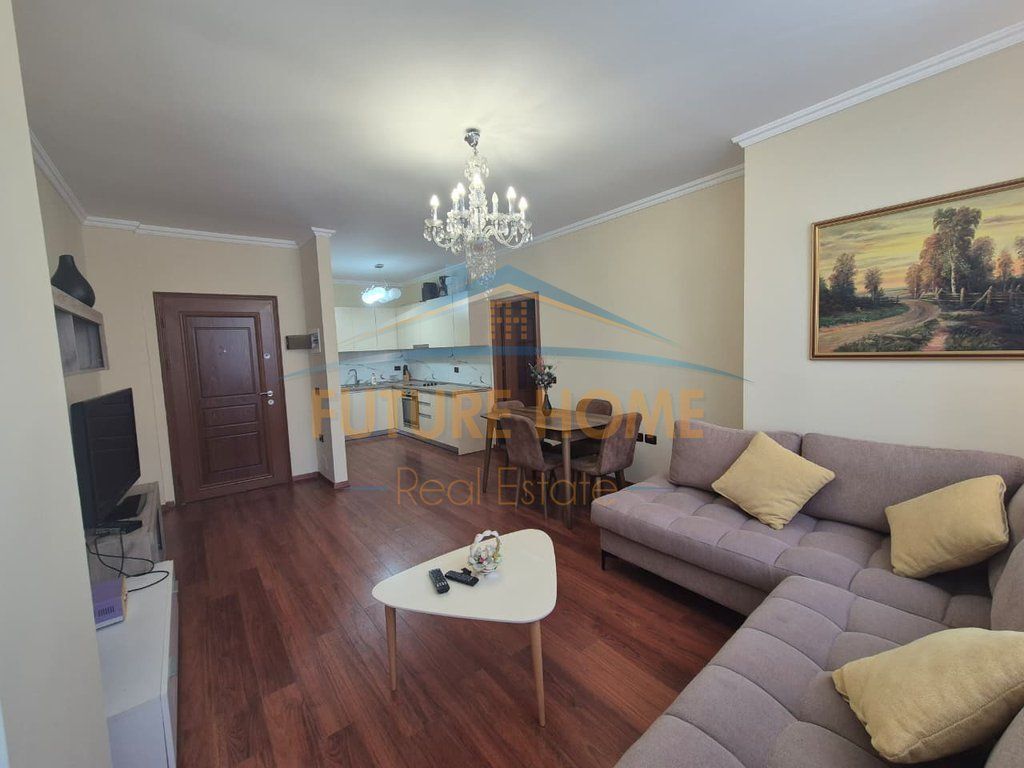 Shitet Apartament 2+1, Bulevardi Zhan Dark, Prane Ministrise se Jashtme