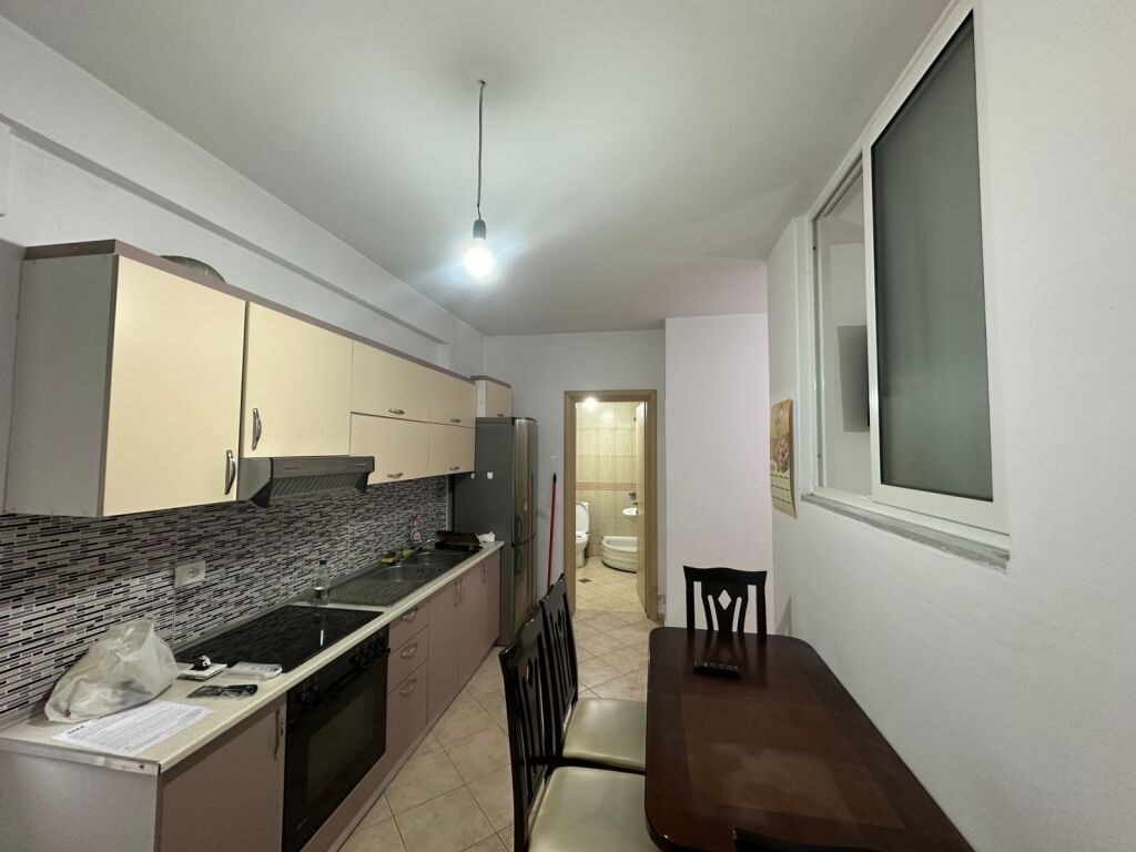 🏡 Jepet me Qera Apartament 1+1 📍 Komuna e Parisit, Kompleksi Kika 1💰 Çmimi: 50.000 lek/muaj