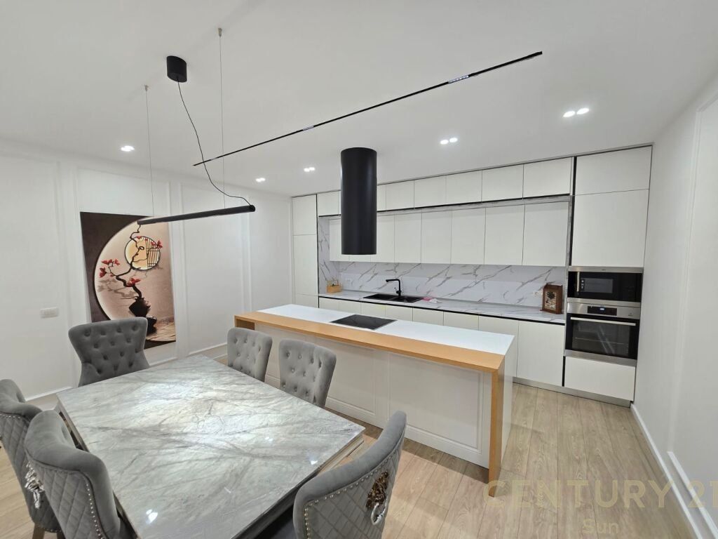 LUXURY APARTMENT 2+1+2 PARKING SPOTS NEAR THE DRY LAKE!
