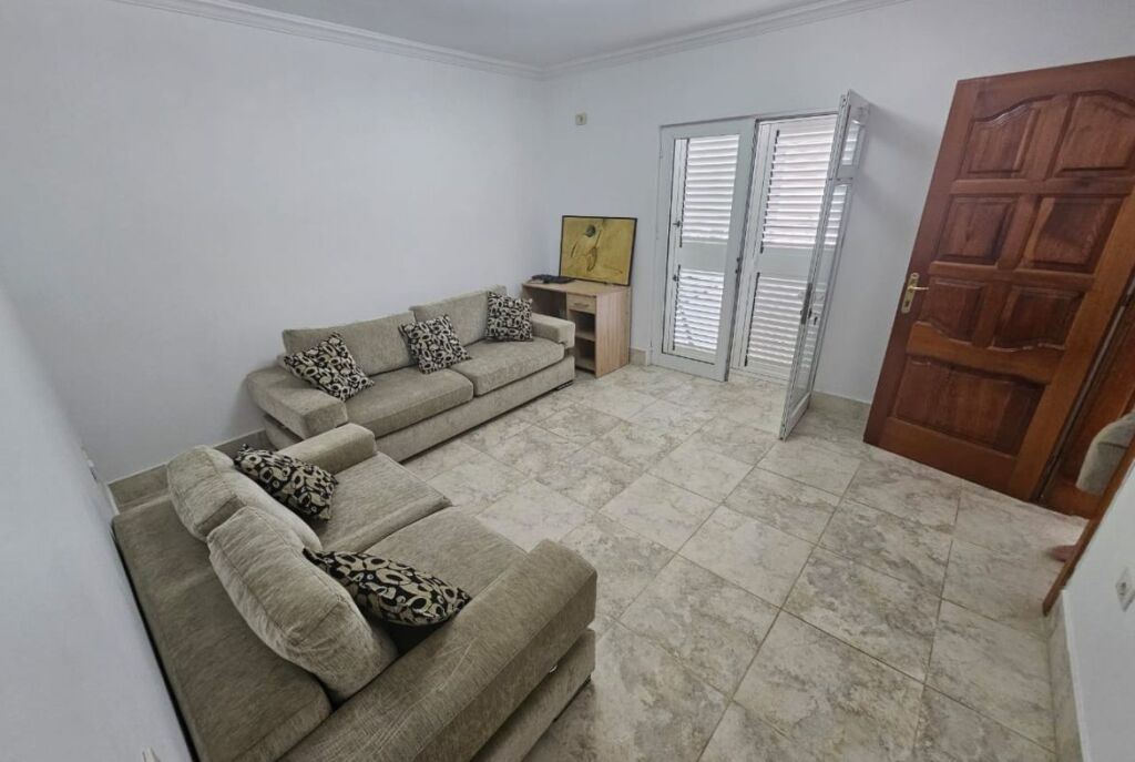 Villa su 3 Piani in Affitto presso il Lago Secco (ID BV22459) Tirana