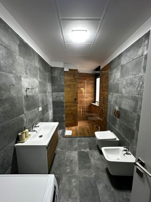 APARTAMENT ME QERA 2+1+2 LIQENI I TIRANES 1.600 EURO FH-72980