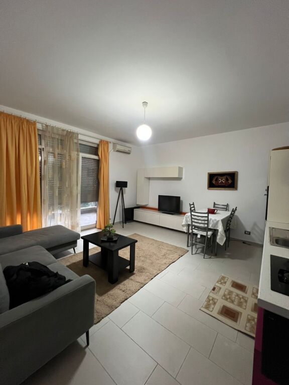 Apartamwnt 1+1 per qera Kopshti Botanik !