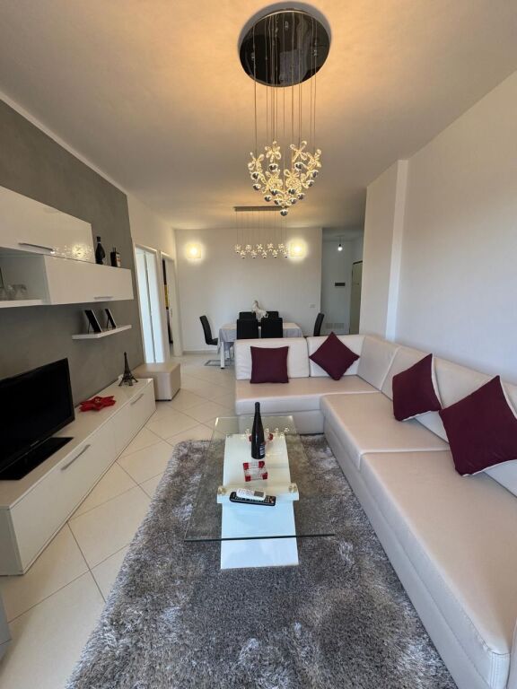 Shitet apartament 2+1+1garazhd  pamje deti  