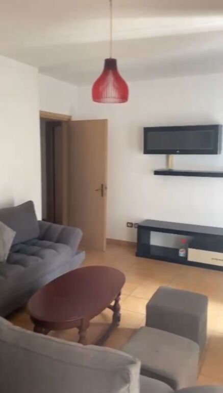 Jepet me qera Apartamenti 2+1 , rruga Shqefqet Masarai ( 21 Dhjetori) 550 mije leke