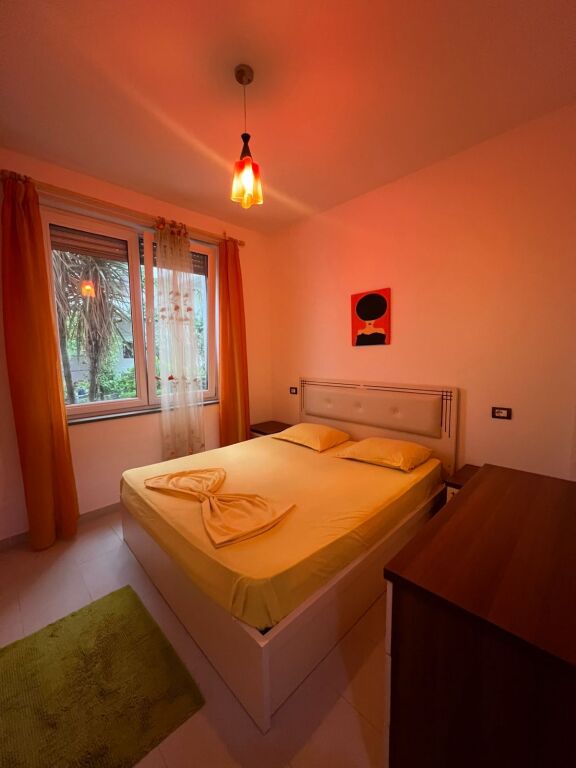 Apartamwnt 1+1 per qera Kopshti Botanik !