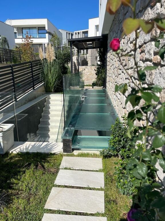 🏡 Individual Villa for Sale – Lake of Farka