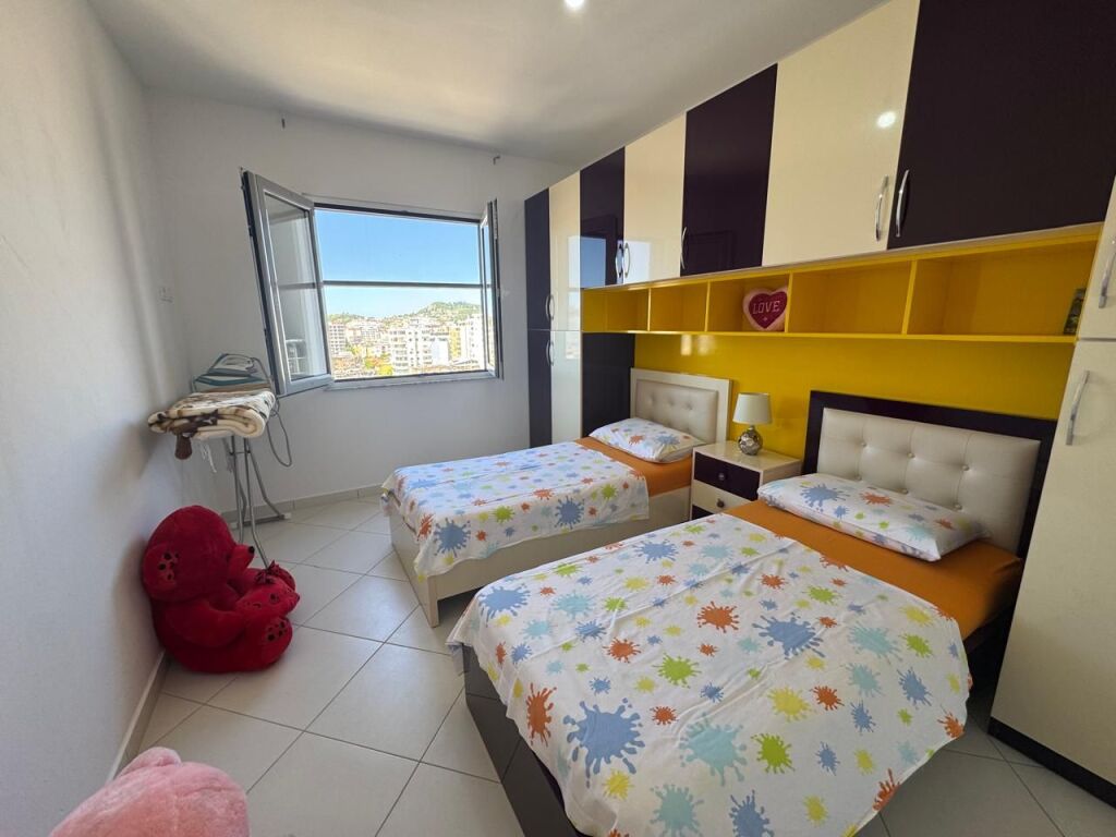 Shitet apartament 2+1+1garazhd  pamje deti  
