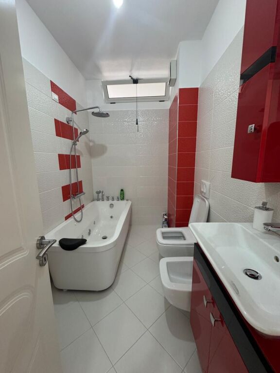 Shitet apartament 2+1+1garazhd  pamje deti  