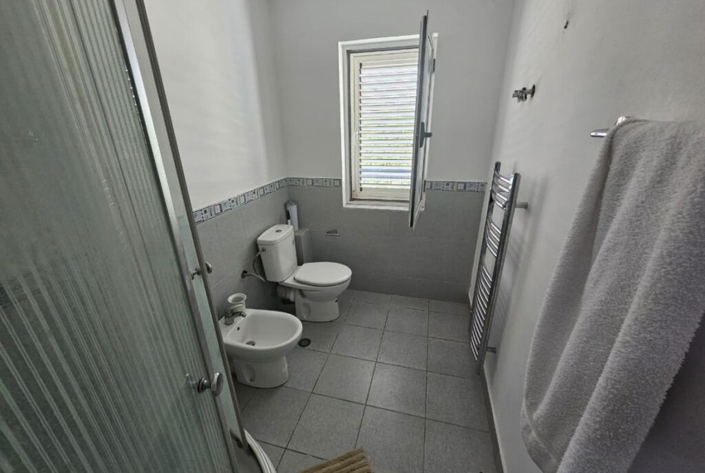 Villa su 3 Piani in Affitto presso il Lago Secco (ID BV22459) Tirana